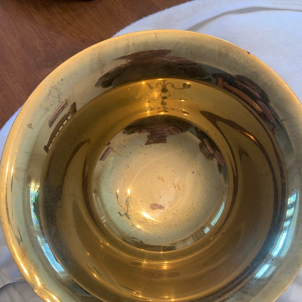 Towel Laquered Brass 10” Bowl. Some tarnish on inside - Picture 2 of 3
